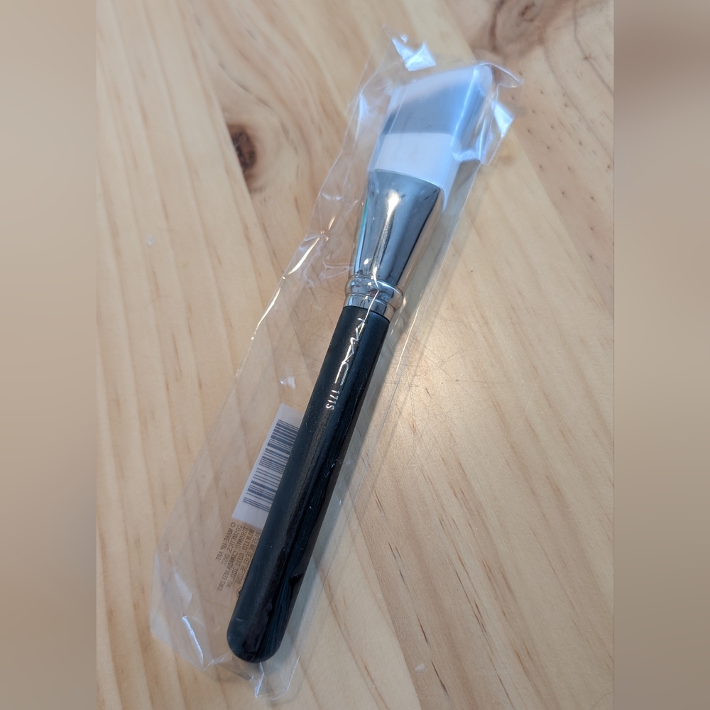 NWT MAC Cosmetics 171S Smooth-Edge All Over Face Brush